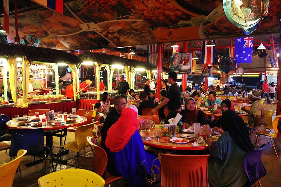 200+ dishes! Johor Bahru's BIGGEST & LONGEST Ramadan Buffet Spread