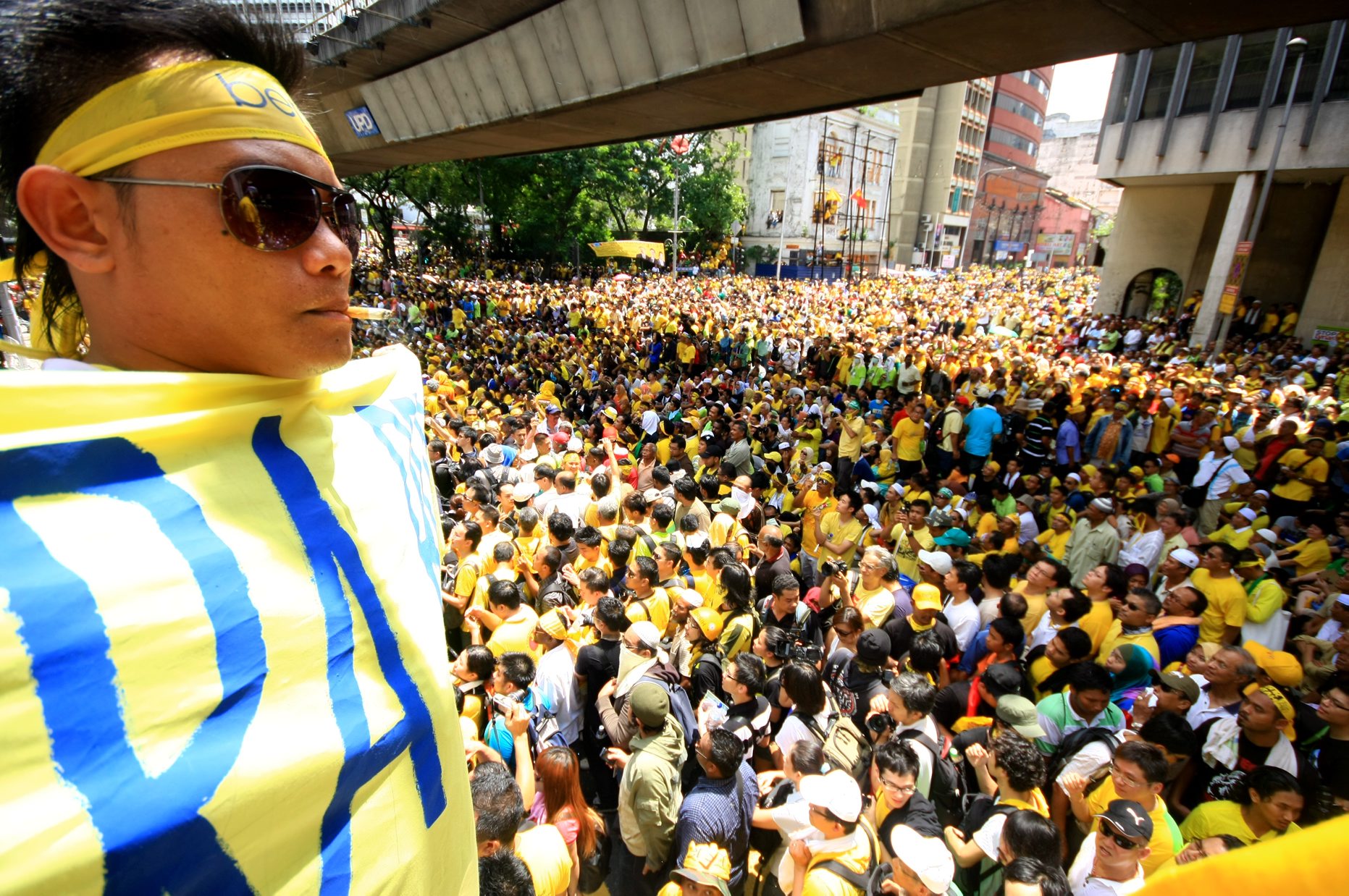 KUALA LUMPUR 28 APRIL 2012- Seorang Penyokong memegang sepanduk bersih sebagai tanda protes kerajaan di dataran Merdeka sempena perhimpunan Bersih 3.0 di Dataran merdeka di sini,hari ini.
GAMBAR : IRWAN MAJID
PEMBERITA : TEAM UTUSAN