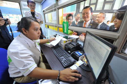 JOHOR BAHRU 16 MARCH 2016. ( METRO JB955E ) Exco Pelancongan, Perdagangan dan Kepenggunaan Johor, Datuk Tee Siew Kiong (dua dari kanan) melihat kaunter perkhidmatan bas Causeway Link yang disediakan di Mall of Medini, Iskandar Puteri. STR/EMEL