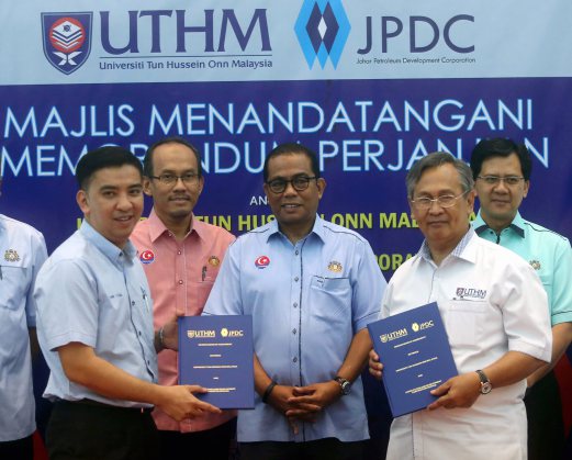 BATU PAHAT 04 APRIL 2016. Menteri Besar Johor, Datuk Seri Mohamed Khaled Nordin (tengah) menyaksikan pertukaran dokumen MOA diantara Ketua Eksekutif JPDC, Mohd Yazid Ja'afar (kiri) bersama Naib Canselor UTHM, Prof Datuk Dr. Mohd Noh Dalimin (kanan) pada Majlis menandatangani MOA diantara UTHM dan JPDC di Dewan Sultan Ibrahim Universiti Tun Hussei Onn Malaysia (UTHM), Batu Pahat turut kelihatan Pengerusi Jawatankuasa Pendidikan, Penerangan, Pembangunan, Usahawan dan Koperasi, Md Jais Sarday (dua dari kiri). NSTP/SYARAFIQ ABD SAMAD