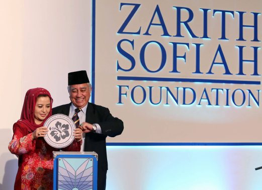 JOHOR BAHRU 09 MAY 2016. Permaisuri Johor Raja Zarith Sofiah Sultan Idris Shah merasmikan majlis pelancaran Yayasan Raja Zarith Sofiah Negeri Johor (ZSIEFA) dan diiringi Ketua Pegawai Eksekutif Yayasan, Datuk Ghazali Mohd Yusoff (kanan) di Hotel Double Tree, Johor Bahru. NSTP/MOHD AZREN JAMALUDIN