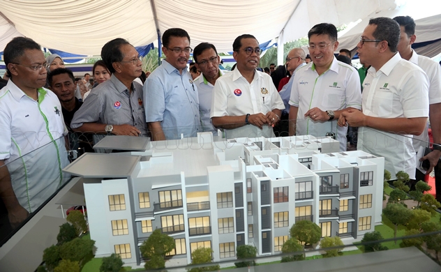 KOTA TINGGI, 14 Julai -- Menteri Besar Johor Datuk Seri Mohamed Khaled Nordin (tiga, kanan) melihat replika rumah di Innocity pada majlis pecah tanah Rumah Mampu Milik (RMM) Johor dan Pelancaran Innocity Bandar Kledang di Mukim Pantai Timur, Kota Tinggi hari ini.
   Turut hadir Pengerusi Jawatankuasa Perumahan dan Kerajaan Tempatan Negeri Johor, Datuk Latiff Bandi (tiga, kiri) dan Pengarah Urusan Green Target Group, Datuk Tan Hong Lai (dua, kanan).?
--fotoBERNAMA (2016) HAK CIPTA TERPELIHARA