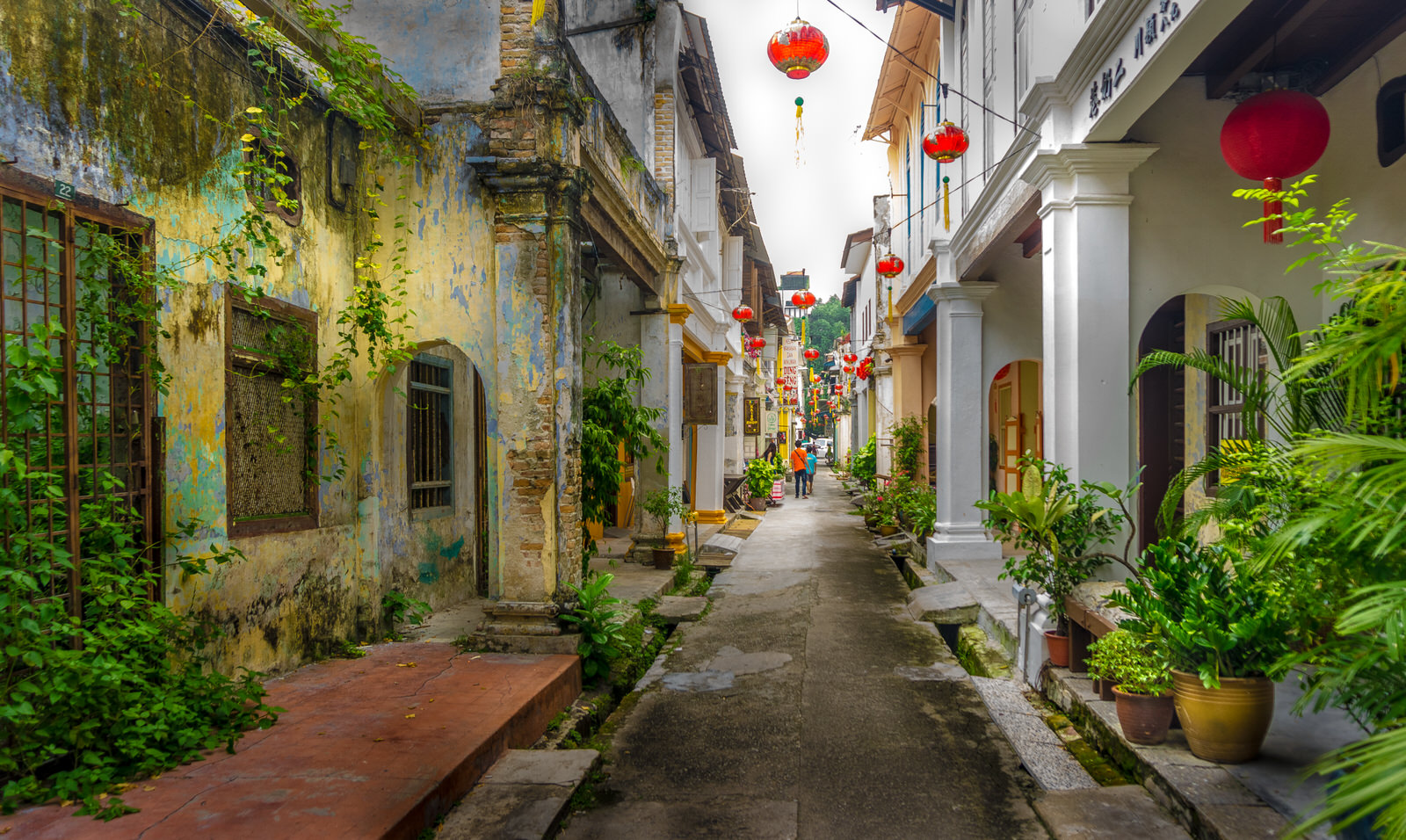 The Old Town is located to the west of the Kinta River. Ipoh came into existence in the 1820s as a village at the highest navigable point of the Kinta River. It was less prominent at that time compared to the early mining town.